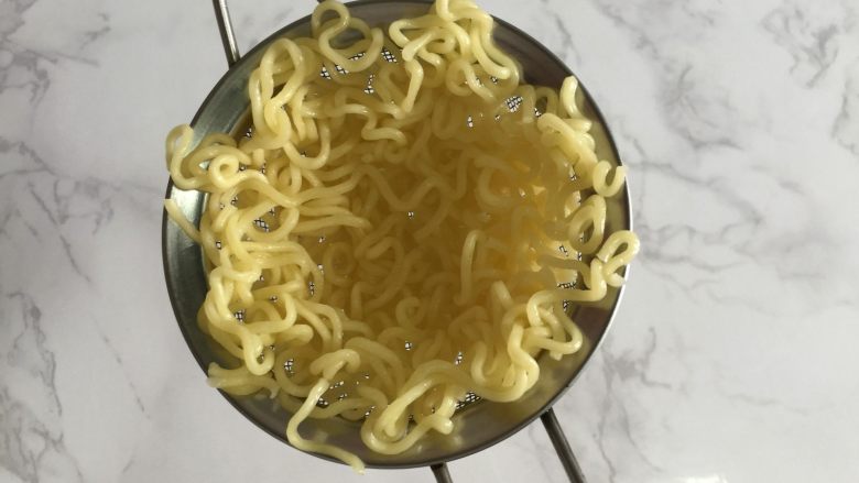鲜虾脆面盏,把面条铺在漏勺里,成碗状。
