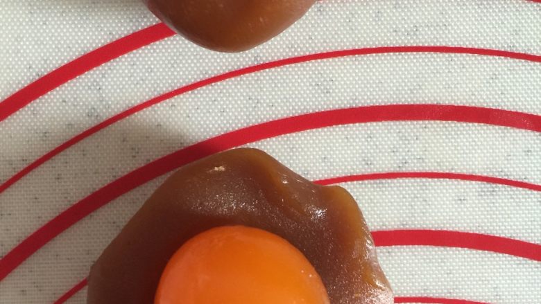 莲蓉蛋黄酥&杂花酥(黄油版),蛋黄剥干净表面的白膜以后就不会腥。如果想用油泡,白酒喷,预烤也行。我就省略了。每个咸蛋黄用25克的莲蓉包裹,搓圆备用。