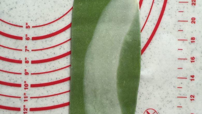 莲蓉蛋黄酥&杂花酥(黄油版),继续压扁擀平。