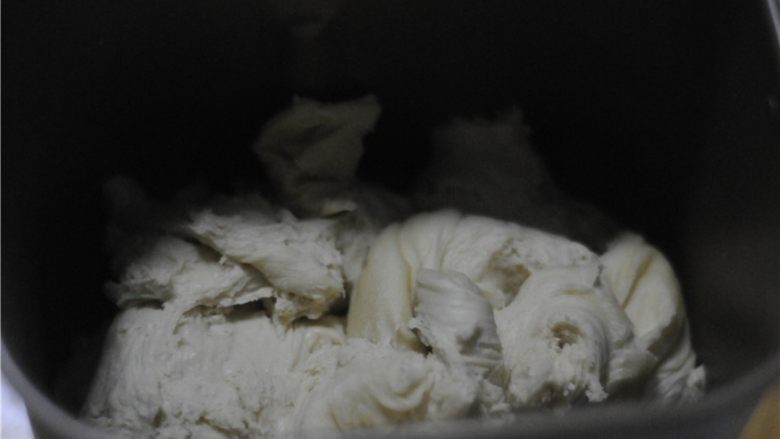 无黄油版超柔软的奶油土司,将发酵好的面团取出,撕碎放入面包桶