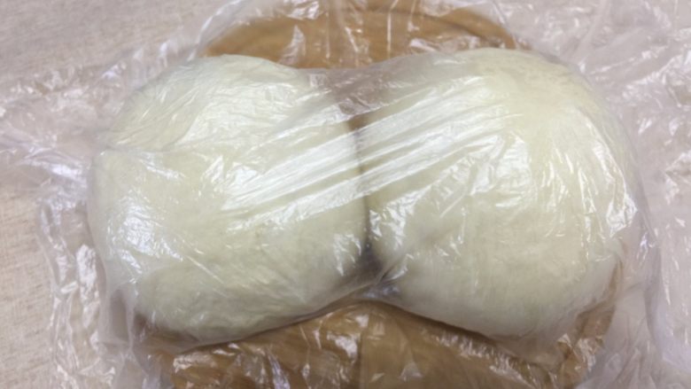 紫薯椰蓉手撕包,分成两等份,滚圆后,盖保鲜膜静置15分钟