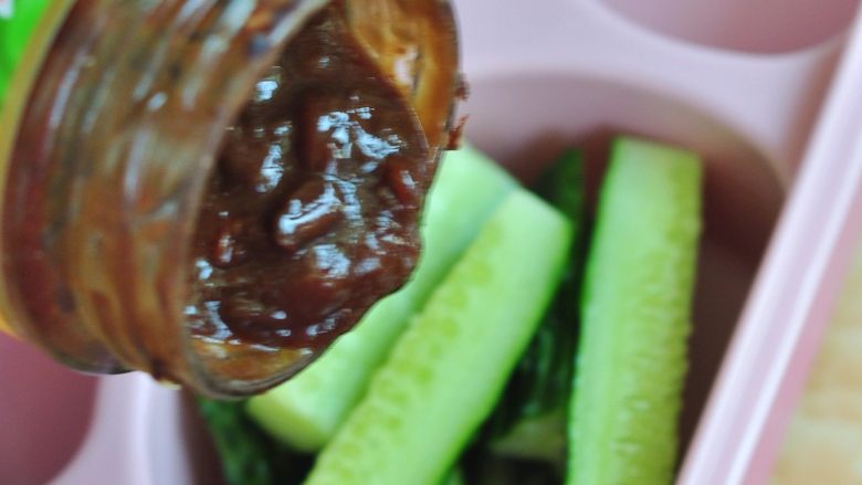 韩式紫菜包饭便当,做紫菜包菜剩下的黄瓜切条放入,表面倒些<a style='color:red;display:inline-block;' href='/shicai/ 4510'>黄豆酱</a>,就是酱拌黄瓜。