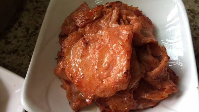 芝士培根汉堡,完胜KFC , 里脊肉,烤好,装盘,备用;