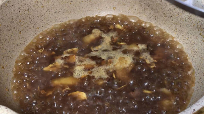 茭白茄子焖肉,加入多点清水,煮沸后转小火炖煮半小时