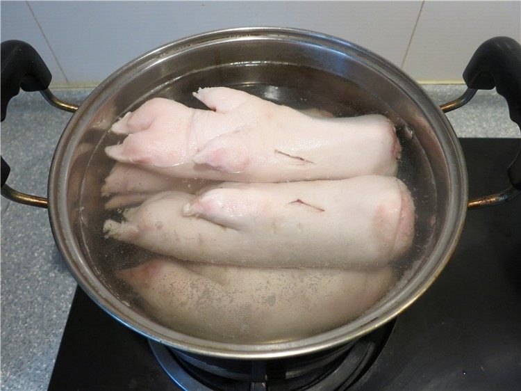 软糯香吃一口好满足--卤水猪蹄,入开水锅汆煮