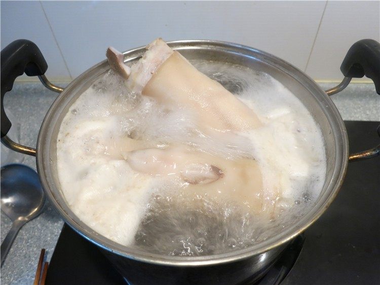 软糯香吃一口好满足--卤水猪蹄,煮5分钟
