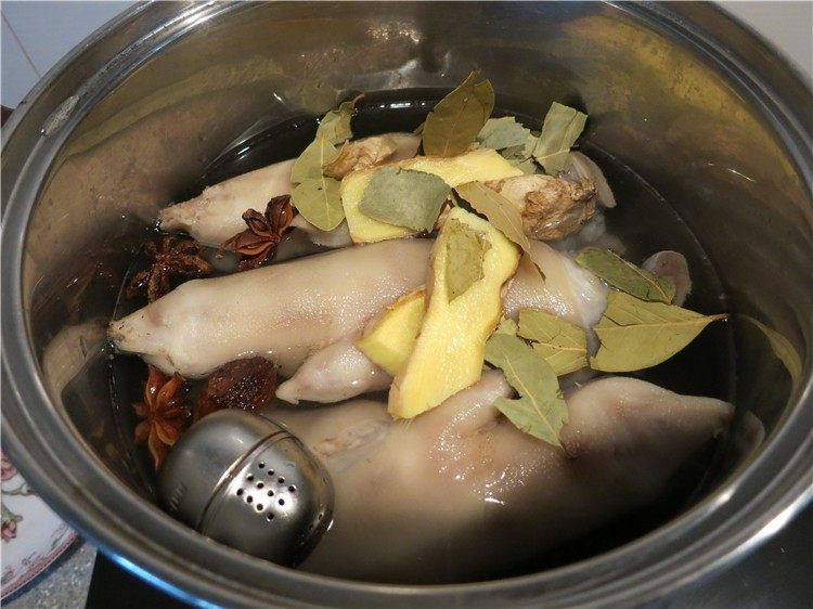 软糯香吃一口好满足--卤水猪蹄,放入清水与猪蹄基本持平放入调料