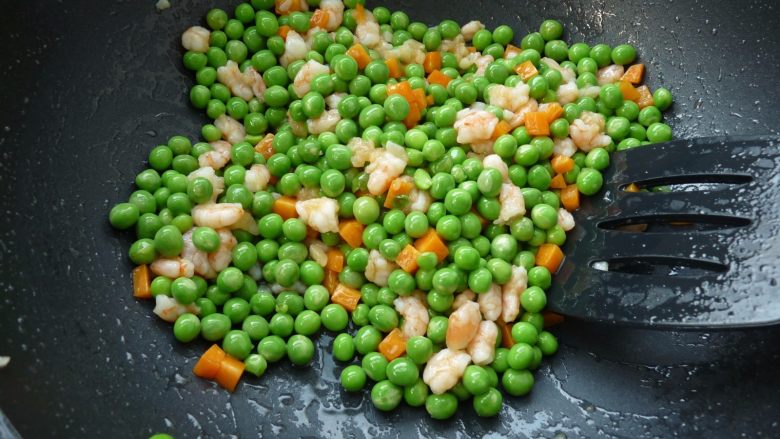 蒜茸虾仁炒豌豆,所有材料炒透,关火