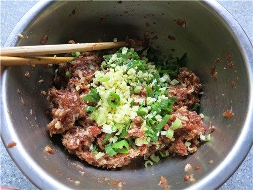 层层美味-京东肉饼,调好的肉馅里放入葱姜碎搅拌均匀