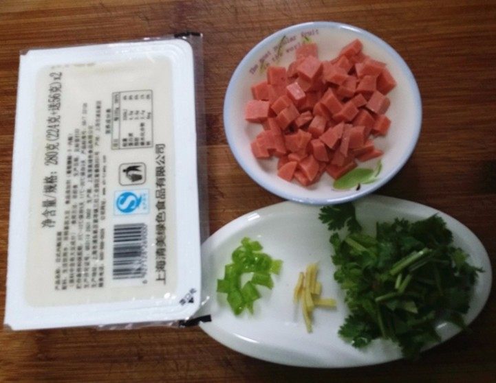 火腿豆腐羹,准备好盒装豆腐及<a style='color:red;display:inline-block;' href='/shicai/ 437'>火腿肠</a>切小丁、葱姜和<a style='color:red;display:inline-block;' href='/shicai/ 131'>香菜</a>