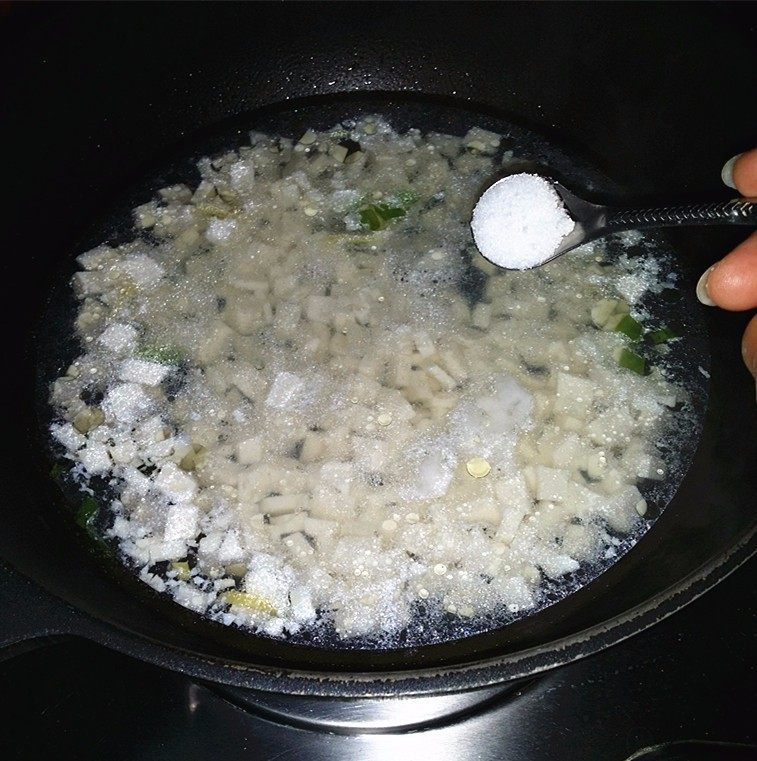 火腿豆腐羹,滚开后加少许食盐调味