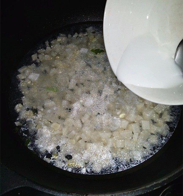 火腿豆腐羹,倒入生粉液,边倒边用锅铲滑锅