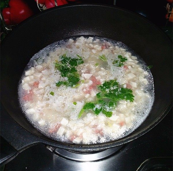 火腿豆腐羹,最后丢些香菜增色起香关火