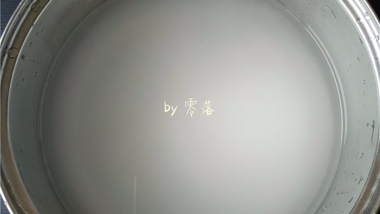 自制咸鸭蛋,煮锅里放入500g盐,2500g清水;