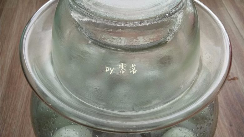 自制咸鸭蛋,将冷却的盐水倒入鸭蛋坛子,用无油无水的筷子将坛子里的盐水,白酒轻轻搅拌均匀;