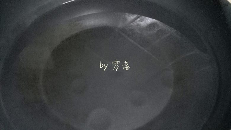 自制咸鸭蛋,锅里放入清水;