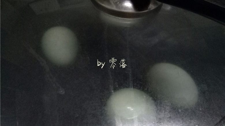 自制咸鸭蛋,放入咸鸭蛋,上盖;水开后再煮7-8分钟,关火;