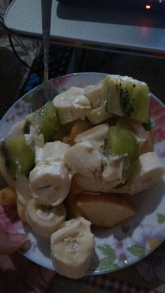 水果沙拉,将他们放入事先准备好的盘子里，根据各人喜好放入适量沙拉酱