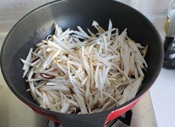 香辣杏鲍菇丝,煸炒至辣椒丝微微变色,炒出香辣味,倒入杏鲍菇丝