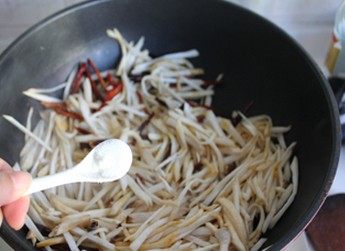 香辣杏鲍菇丝,大火煸炒杏鲍菇,放入盐调味