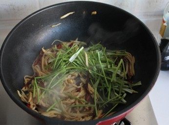 香辣杏鲍菇丝,煸炒至杏鲍菇丝变软,颜色变深,放入香菜
