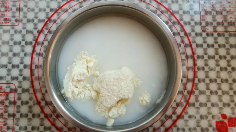 芒果酸奶(奶粉版),找一只干净的盆子,倒入温开水和奶粉