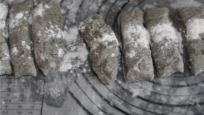 杏仁黑芝麻软欧,发酵好的面团取出来,排气,分成同样大小的剂子
