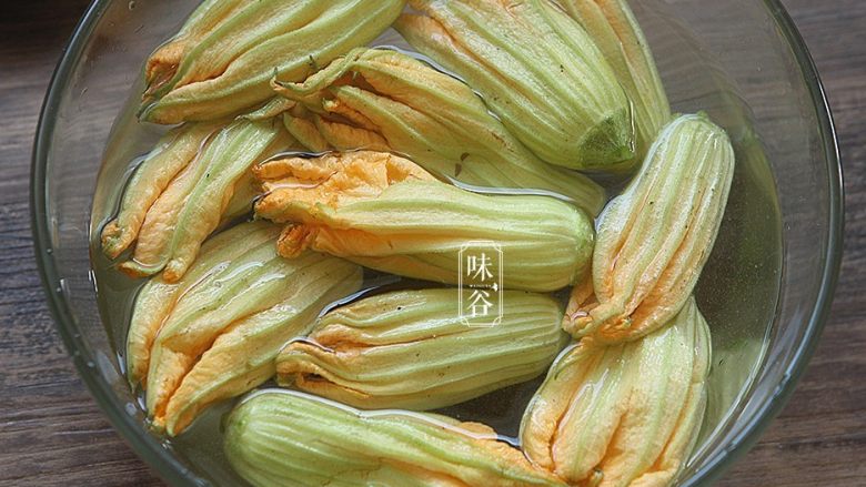 酥炸南瓜花,把南瓜花里外都冲洗干净;