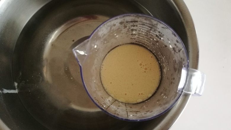 肉松蓝莓甜甜圈,1.炼奶和玉米油,隔热混合均匀,放在盆里隔水保温