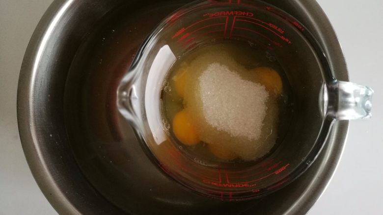 肉松蓝莓甜甜圈,2.鸡蛋加入白砂糖,搅拌均匀
