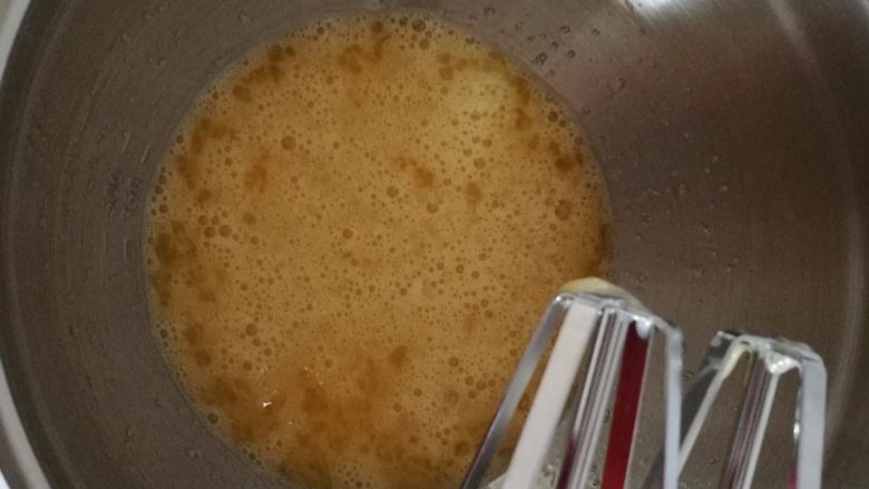 肉松蓝莓甜甜圈,3.倒入打蛋盆中,准备打发