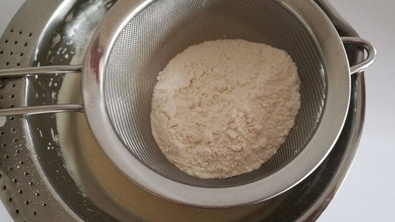 肉松蓝莓甜甜圈,5.加入过筛的低筋粉,