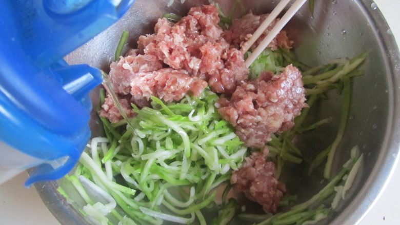 瓠子肉馅生煎包,再加入适量的芝麻香味和少许胡椒粉；