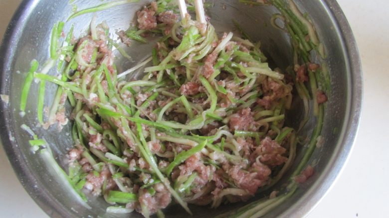 瓠子肉馅生煎包,顺着刚才方向搅拌上劲， 这样瓠子肉馅就做准备好了；