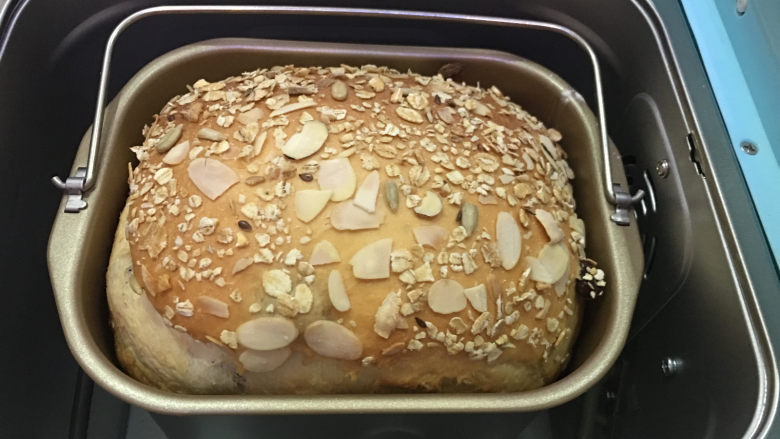 面包机版果干燕麦吐司,使用面包机烘烤菜单进行烘烤，时间为35分钟。
