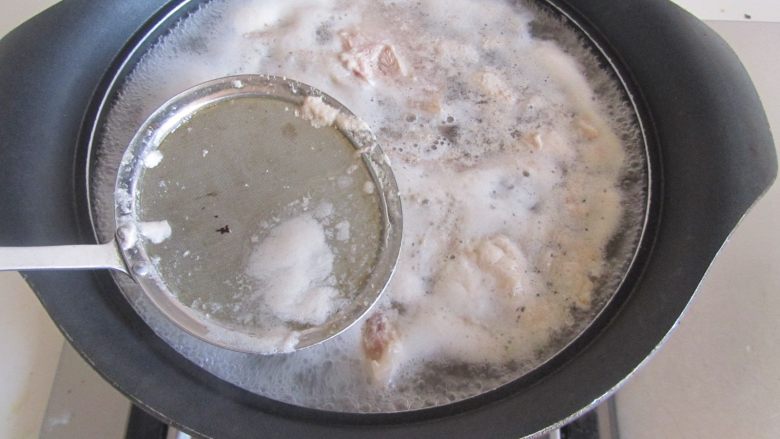孜然鸭锁骨,煮开后捞去浮沫;