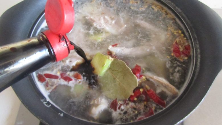孜然鸭锁骨, 将卤制的大料放入,倒入适量的<a style='color:red;display:inline-block;' href='/shicai/ 762'>老抽</a>;