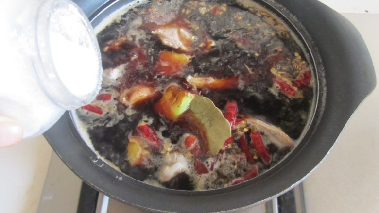 孜然鸭锁骨,再加入比平时量多点的盐;