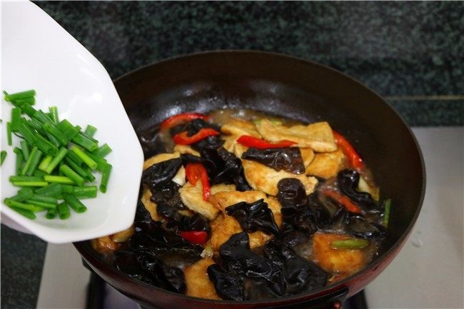 比肉还好吃的豆腐烧木耳,倒入葱段,翻炒均匀即可