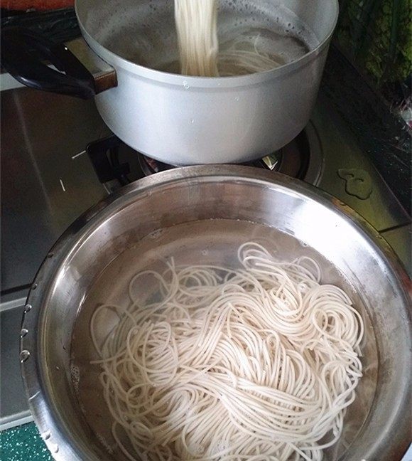 韩式辣椒酱拌面,煮至没有白芯,挑出放入凉水盆中