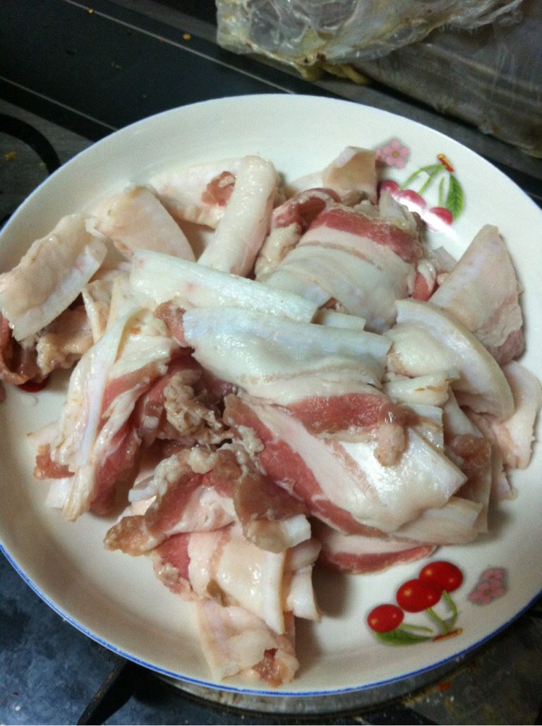 五花肉焖萝卜,再把<a style='color:red;display:inline-block;' href='/shicai/ 428'>五花肉</a>切成透光薄的薄片
