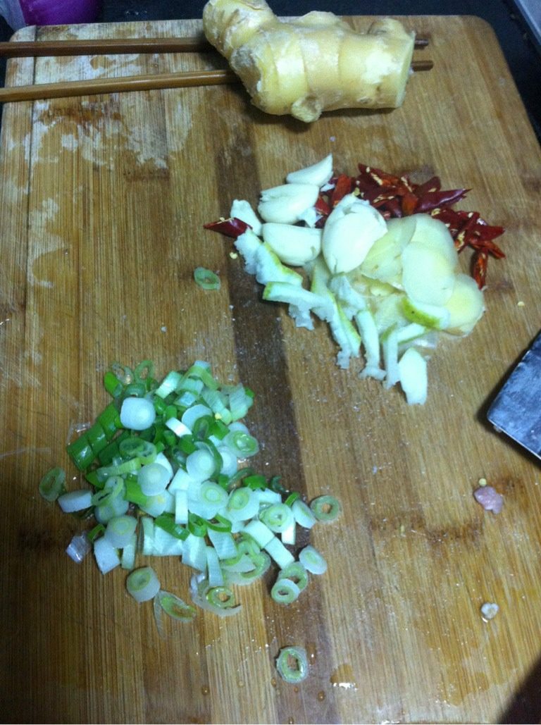 五花肉焖萝卜,再准备下用料