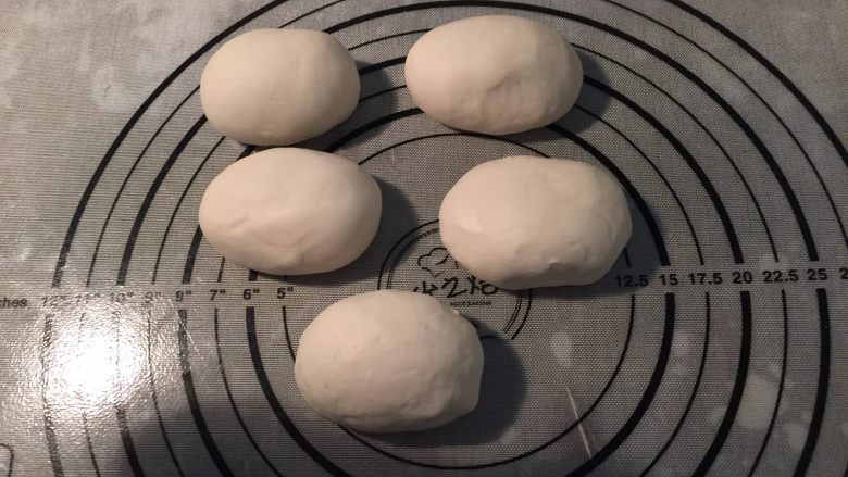 贝壳黑芝麻花卷,把面团压扁再次揉光滑,分成5等份,把小面团也揉至光滑成椭圆形,松弛10分钟