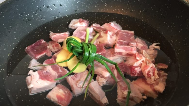 熊猫咖喱牛肉饭,放入锅中加姜片、葱结焯水,变色后捞出洗净血沫