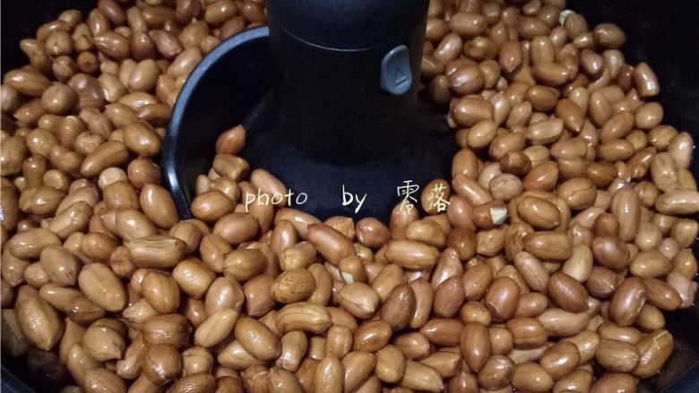 老醋花生,10分钟后,观察花生仁是否炸香;如未达到理想状态,可继续运转2-5分钟;