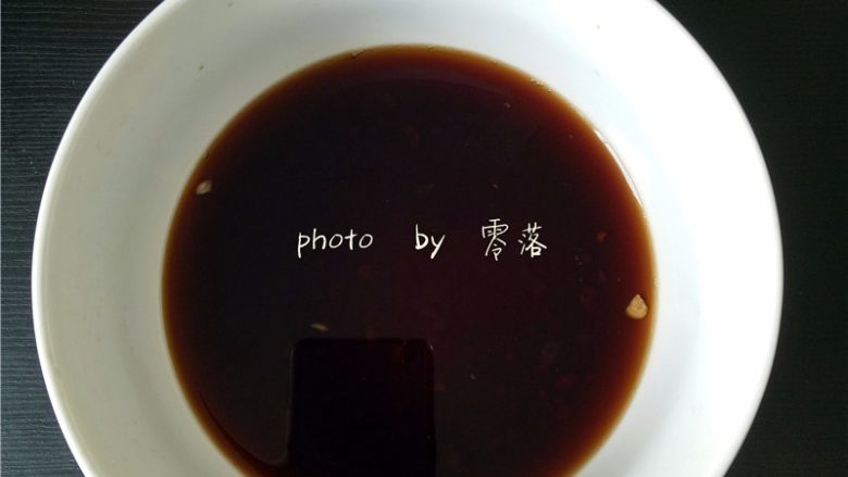 老醋花生,<a style='color:red;display:inline-block;' href='/shicai/ 2794'>大蒜</a>拍碎,切末;放进上一步调制的醋汁里;