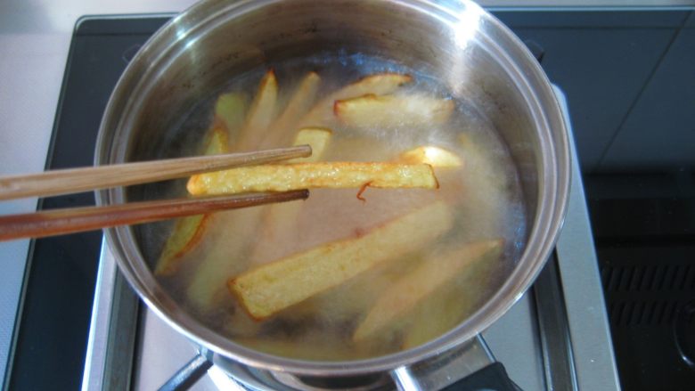 川香麻辣烤鱼:麻辣过瘾的豪华烤鱼,锅中倒油烧热,分别将土豆和莲藕炸制金黄捞出备用。