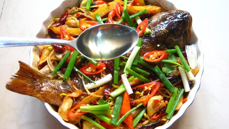 川香麻辣烤鱼:麻辣过瘾的豪华烤鱼,烤好后取出,鱼上撒上香葱末、香菜末、红辣椒段,浇上滚油炸出香味即可。