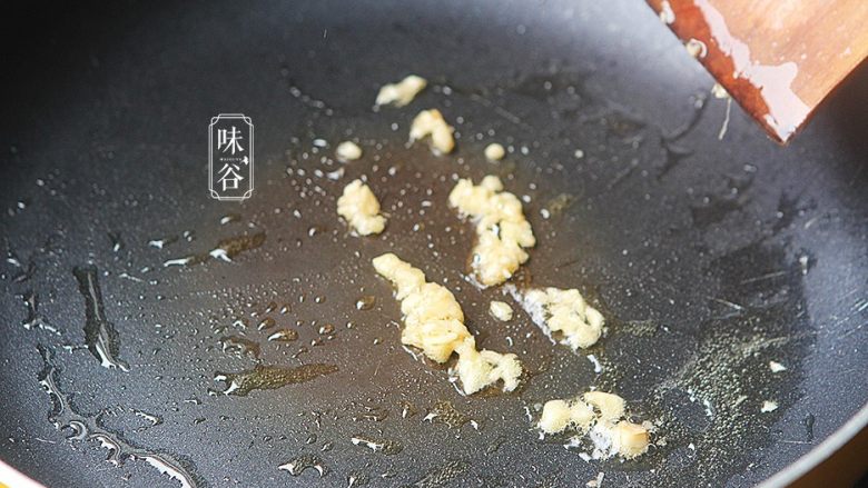 酸甜爽口的茄汁藕片,锅内放入适量油,把姜放入锅内爆香;