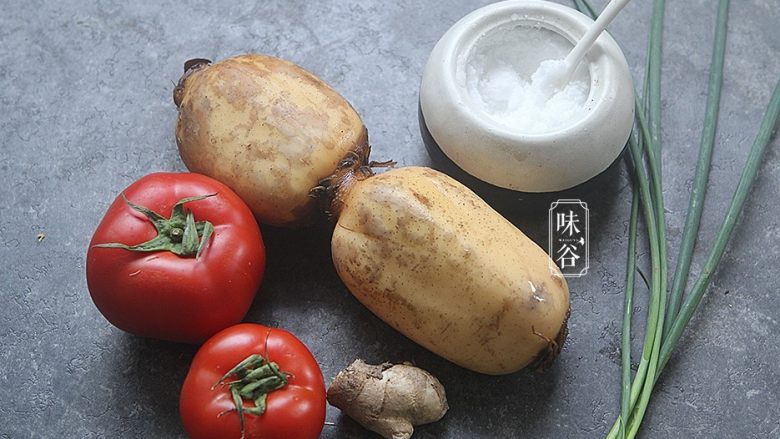 酸甜爽口的茄汁藕片,准备好材料;